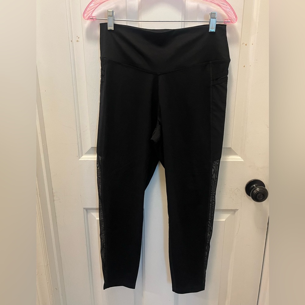LIKE NEW VS PINK Ultimate 7/8 Length Leggings with Mesh - Black - Sz Large
